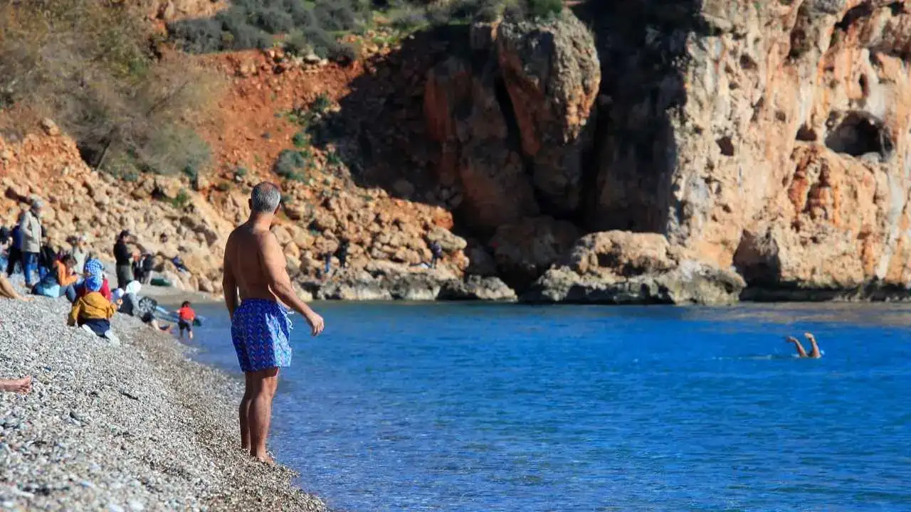 Türkiye Donuyor, Antalya Yüzüyor: Kışa Meydan Okuyan Manzara! 5